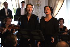 Hazel (Christa Théret) singing with Nedda (Petra Nesvacilová)